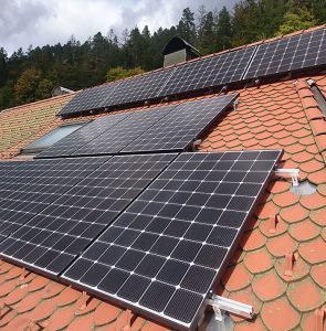 Solarmontage auf Dach mit Bieberschwanzeindeckung in Triberg